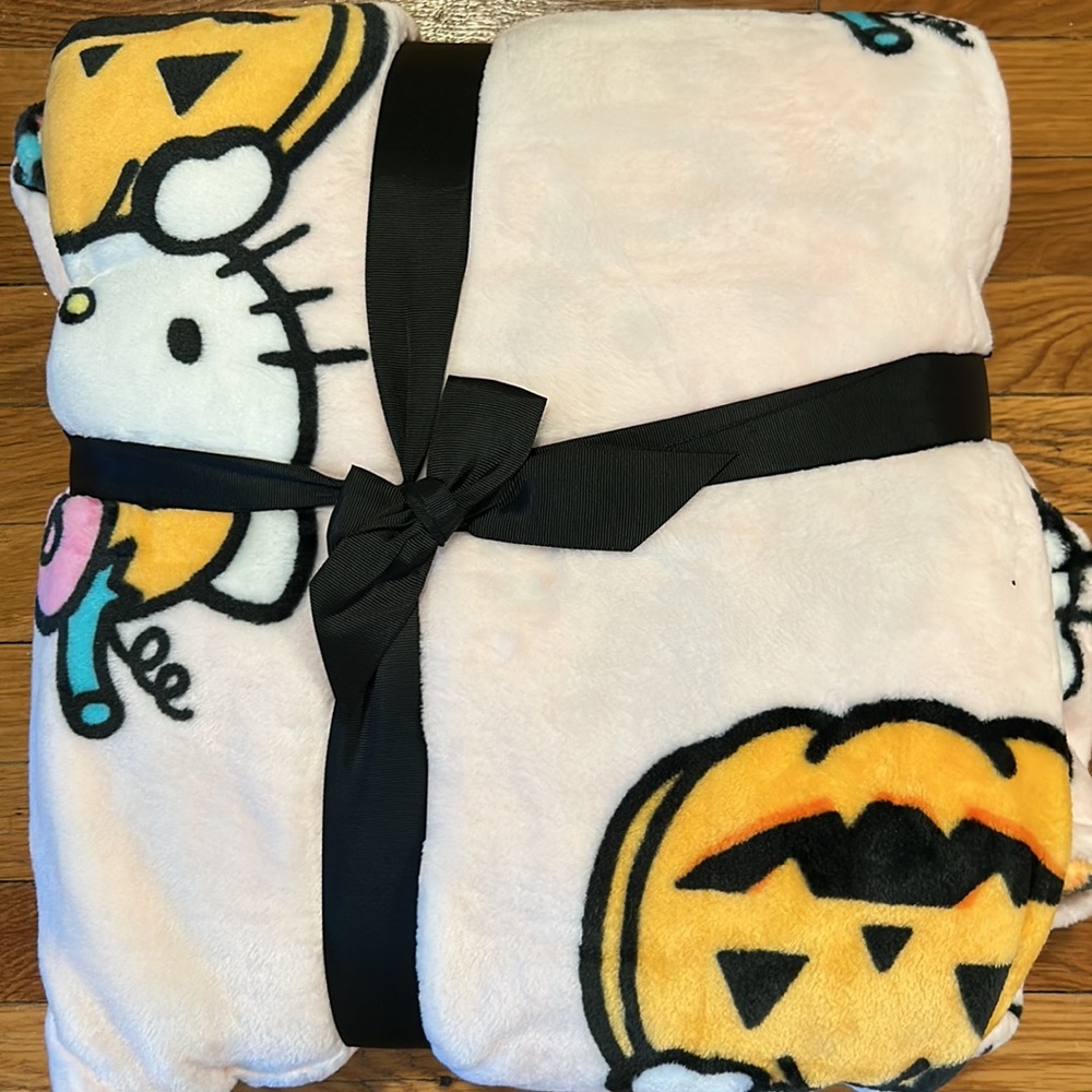 Hello Kitty Throw Blanket - Picture 3 of 3